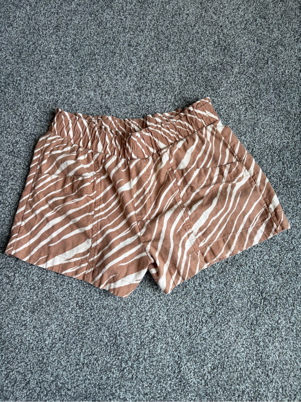 Linen & Rayon Brown and White Zebra Stripe High Waist Pull On Shorts size small